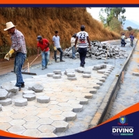 O plano de pavimentação e calçamento de ruas executado pela Prefeitura de Divino  segue avançando a todo vapor.